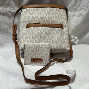 Michael Kors Morgan Medium Messenger Crossbody with Wallet. Vanilla. (429)